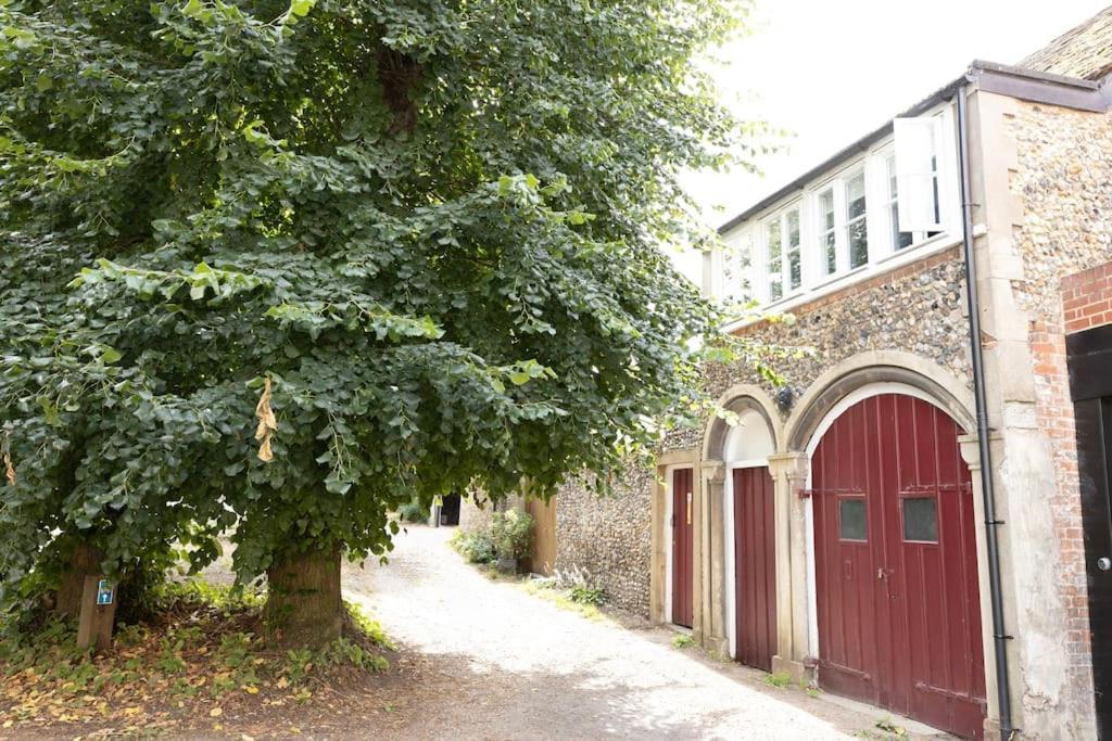 Central Medieval Grid Unique Home With Gated Parking Bury St. Edmunds Extérieur photo