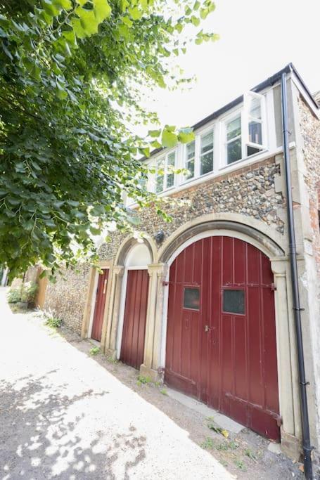 Central Medieval Grid Unique Home With Gated Parking Bury St. Edmunds Extérieur photo